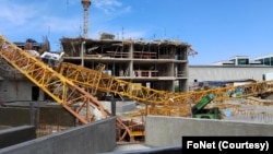 Ostaci krana koji se srušio na gradilištu kod Erport Sitija (Foto: FoNet)