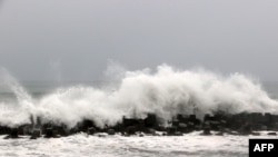 Gelombang menghantam pantai di Linbian di Kabupaten Pingtung barat pada 26 Juli 2023, saat Topan Doksuri melewati Taiwan selatan. (Foto: AFP)