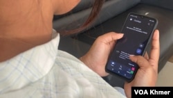 យុវតីម្នាក់កំពុងបើកកម្មវិធីទំនាក់ទំនងថ្មី CoolApp នៅក្នុងទូរស័ព្ទដៃរបស់ខ្លួន រាជធានីភ្នំពេញ ថ្ងៃទី២៧ ខែមិថុនា ឆ្នាំ២០២៤។ (សើ ដាវី/វីអូអេ)