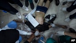 ২৪ ফেব্রুয়ারি গাজা ভূখন্ডে ইসরাইলের বোমার আঘাতে আহত ফিলিস্তিনিদের রাফাহর আল নাজার হাসপাতালে নিয়ে আসা হয়েছে। 