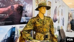 Une tenue militaire exposée au salon sur la Sécurité et la Défense à Ouagadougou.