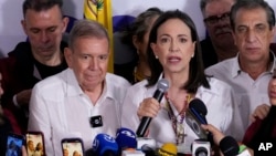 在委内瑞拉选举部门宣布现任总统尼古拉斯·马杜罗赢得总统选举后，反对派领袖玛丽亚·科琳娜·马查多（右）和总统候选人埃德蒙多·冈萨雷斯举行新闻发布会。(2024年7月29日)