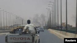 Smoke rises in Omdurman, near Halfaya Bridge, during clashes between the Paramilitary Rapid Support Forces and the army as seen from Khartoum North, Sudan April 15, 2023. 