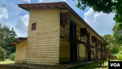 Barak yang tersisa di eks kamp pengungsi Vietnam di Pulau Galang, Batam, Kepulauan Riau. (VOA/Anugrah Andriansyah)