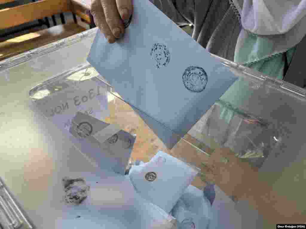 Mersin'in Mezitli ilçesine bağlı Tece'de sandık başkanları iftarda sayıma ara verilmeyeceği yönünde görevlilere hatırlatma yaptı. Onur Erdoğan, Mersin