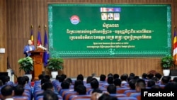 រដ្ឋមន្រ្តី​ក្រសួង​ព័ត៌មាន​លោក​ នេត្រ ភក្រ្តា ថ្លែង​នៅ​ក្នុង​សិក្ខាសាលា​ពិគ្រោះយោបល់​លើ​សេចក្តីព្រាង«ធម្មនុញ្ញ​វិជ្ជាជីវៈ​សារ​ព័ត៌មាន» ​កាលពីថ្ងៃទី​២៤ កក្កដា ឆ្នាំ២០២៤។(Facebook/Neth Pheaktra)