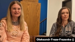 Юлія Мусаковська вже давно співпрацює з американською перекладачкою українського походження Оленою Дженнінгс. Разом вони працювали й над збіркою "Бог свободи"