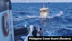 Sebuah kapal Garda Pantai Filipina menarik kapalnya yang rusak akibat meriam air dari kapal Garda Pantai China saat kapal tersebut menuju ke Second Thomas Shoal di Laut China Selatan, 10 Desember 2023. (Foto: via Reuters)