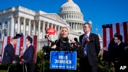 La representante republicana Marjorie Taylor Greene, acompañada del representante Thomas Massie, dice que intentará derrocar al presidente de la Cámara de Representantes, Mike Johnson, durante una conferencia de prensa en el Capitolio en Washington, el 1 de mayo de 2024.
