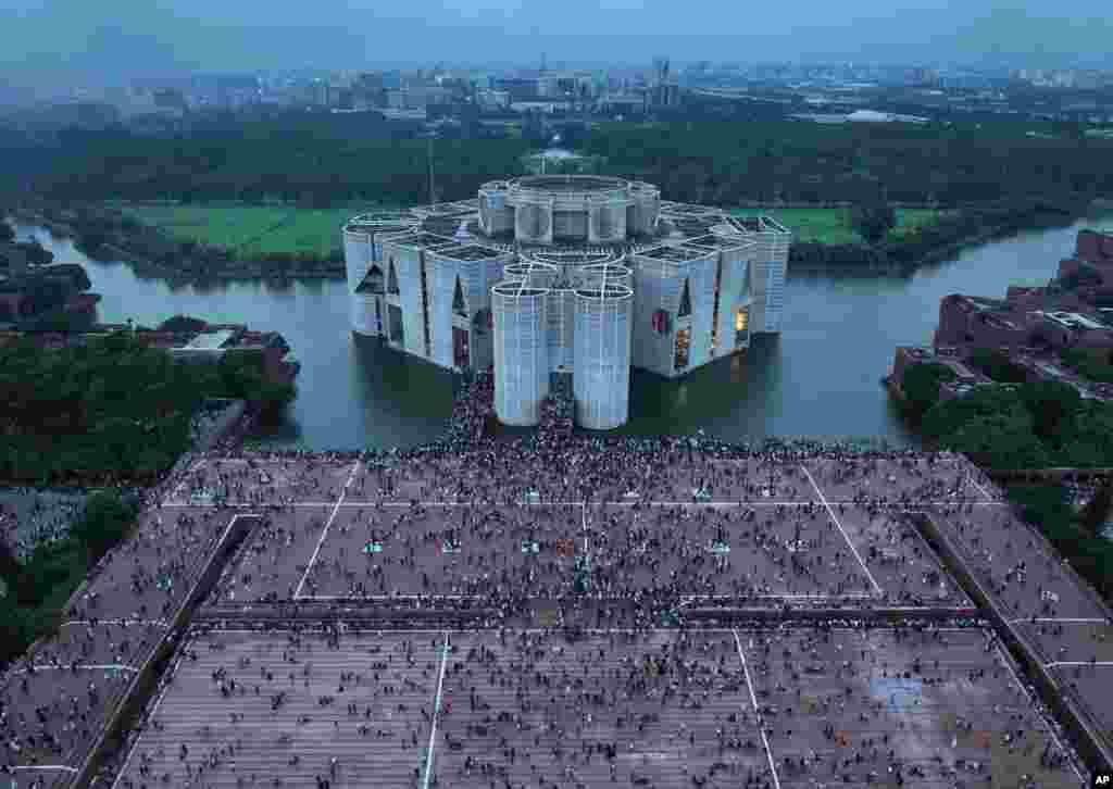 Protesters celebrate at the Parliament House premise after news of Prime Minister Sheikh Hasina&#39;s resignation, in Dhaka, Aug. 5, 2024.