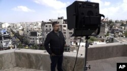 Koresponden internasional untuk Al Jazeera English, Zein Basravi, melaporkan situasi terkini dari kantor berita tersebut di Tepi Barat, pada 5 Mei 2024. (Foto: AP/Nasser Nasser)