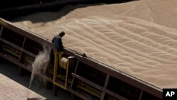 Les quatre cargos ukrainiens vont "exporter près de 130.000 tonnes de céréales et 10.000 tonnes de métal vers des pays d'Afrique, d'Asie et d'Europe".