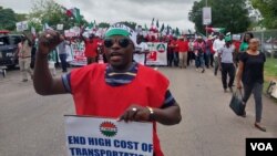 Dans la capitale Abuja, des centaines de manifestants défilaient dans la ville en brandissant des pancartes telles que "laissez les pauvres respirer".