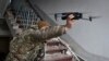 Український військовий запускає безпілотник у зоні боїв у Бахмуті, Донецька область, Україна, 15 березня 2023 р. (AP Photo/Роман Чоп)