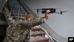 Український військовий запускає безпілотник у зоні боїв у Бахмуті, Донецька область, Україна, 15 березня 2023 р. (AP Photo/Роман Чоп)