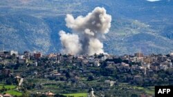 লেবাননের দক্ষিণাঞ্চলের একটি গ্রাম খিয়ামকে লক্ষ্য করে ইসরাইলি বিমান হামলার স্থান থেকে ধোঁয়া বের হচ্ছে। (১২ মার্চ, ২০২৪)