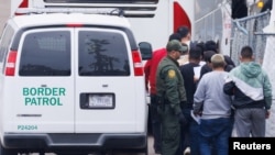 ARCHIVO - La migración irregular de centroamericanos hacia Estados Unidos estaría supeditada a varios factores más allá de las grandes líneas temáticas señaladas atrás de "las causas", explica nuevo estudios que profundiza en las narrativas que impulsan el fenómeno.