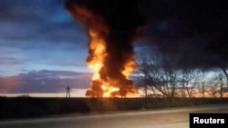 Api kebakaran tampak membubung di fasilitas energi yang terkena serangan drone Ukraina di Yartsevo, wilayah Smolensk, Rusia, Senin, 24 April 2024. (Foto: Reuters)