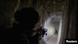 تصویری از یک سرباز اسرائیلی در یکی از تونل‌های حماس زیر بیمارستان شفا در شمال غزه. (آرشیو)