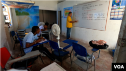 En Santa Cruz de Islote hay solamente una escuela y unos pocos servicios como peluquerías, un hostal y restaurantes.