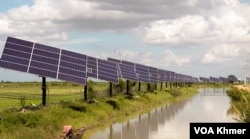 រូបឯកសារ៖ ផ្ទាំងសូឡា​ដែល​ត្រូវ​បាន​តម្លើង​ដោយ​ក្រុម​ហ៊ុនសូឡាសូជី (SOGE) ស្ថិត​ក្នុង​ឃុំ​កោះចិន ស្រុកពញាឮ ខេត្តកណ្តាល កាលពី​ថ្ងៃទី​២២ ខែសីហា ឆ្នាំ​២០២៣។ (កាន់ វិច្ឆិកា/វីអូអេ)