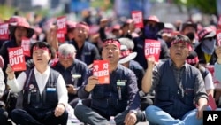 Anggota Konfederasi Serikat Buruh Korea memegang spanduk saat unjuk rasa May Day di Seoul, Korea Selatan, Senin, 1 Mei 2023. (Foto: AP)
