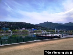 Một góc công viên Suseongmot – dù “sơn thủy hữu tình” nhưng không giao cho doanh nghiệp nàp cả, đó là phúc lợi công cộng dành cho dân chúng.