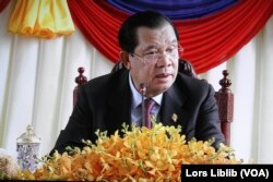 លោក ហ៊ុន សែន ធ្វើ​សន្និសីទ​សារព័ត៌មាន​នៅ​វិមាន​រដ្ឋសភា ក្រោយ​សភា​បោះឆ្នោត​ផ្តល់​សេចក្តី​ទុកចិត្ត​ឱ្យ​លោក ហ៊ុន ម៉ាណែត ធ្វើជា​នាយក​រដ្ឋមន្ត្រី​។ រូបនេះថតពីអេក្រង់ទូរទស្សន៍ក្នុងបន្ទប់ព័ត៌មាននៃរដ្ឋសភា នៅថ្ងៃទី២២ ខែសីហា ឆ្នាំ២០២៣។ (លាស់ លីបលីប/វីអូអេ)