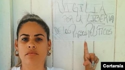 Saily Núñez, esposa del preso político Maikel Puig Bergolla, condenado a 12 años de cárcel por su participación en las m,anifestaciones del 11 de julio de 2021 en Güines, Mayabeque. Foto: cortesía.
