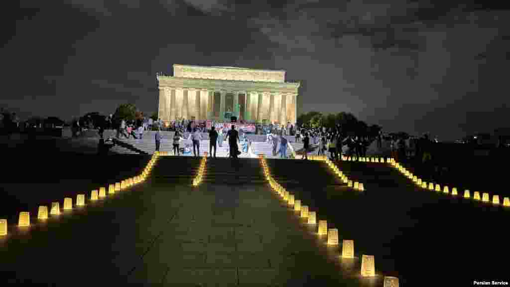 شامگاه شنبه ۶&nbsp;آبان ۱۴۰۲&nbsp;گروهی از ایرانیان برای گرامی&zwnj;داشت یاد کشته&zwnj;شدگان اعتراضات &laquo;زن، زندگی، آزادی&raquo; و محکوم کردن&nbsp;آن چه هماهنگ&zwnj;کنندگان این تجمع&nbsp;&laquo;تداوم جنایات جمهوری اسلامی&raquo; خواندند، در نزدیکی بنای یادبود لینکلن در شهر واشنگتن گرد هم آمدند.&nbsp;&nbsp;