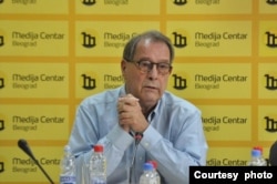 Boško Jakšić, spoljnopolitički komentator i predsednik Politčkog saveta Građanskog demokratskog foruma govori na predstavljanju Deklaracije "Srbija u NATO i EU", u Medijacentru u Beogradu, 21. juna 2023. (Foto: Medijacentar Beograd)