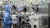 Zaposleni koji nose zaštitnu opremu rade u pogonu za proizvodnju poluprovodnika za Renesas Electronics u Pekingu, Kina, 14. maja 2020.