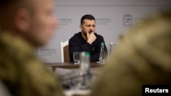 Украинскиот претседател Володимир Зеленски присуствува на состанок со највисоките воени претставници додека го посетува регионот Харков, 16 мај 2024 година 