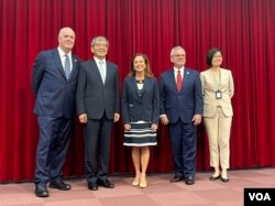 《台湾关系法》立法届满45周年之际，美国会众议院组成跨党派访问团出访台湾，表达对台湾的支持，访团成员包括美国众议员基尔迪（Dan Kildee，左一）、麦卡琳（Lisa McClain，中）、艾福特（Mark Alford，右二）。（美国之音特约记者杨安拍摄）