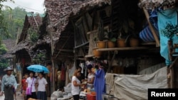 ထိုင်း-မြန်မာ နယ်စပ်က မယ်လဒုက္ခသည်စခန်း မြင်ကွင်း။