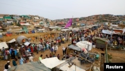 Para pengungsi Rohingya berkumpul di sebuah pasar di kamp pengungsi di Cox's Bazar, Bangladesh (foto: dok). 