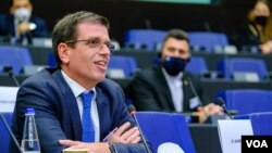 Керидис, кој е член на парламентарниот комитет меѓу САД и Грција, вели дека Грција работи со бугарските пријатели да помогне во спорот меѓу Скопје и Софија, нагласувајќи дека очекува брзо да се најде решение