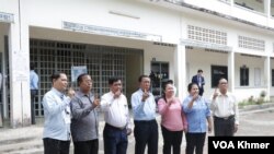 អង្គបោះឆ្នោត​លើក​ដៃ​ជ្រលក់​ទឹក​ថ្នាំ ក្រោយ​បាន​បោះ​ឆ្នោត​ជ្រើសរើស​ក្រុម​ប្រឹក្សា​រាជធានី ខេត្ត ក្រុង ស្រុក ខណ្ឌ អាណត្តិ​ទី៤នៅ​មណ្ឌល​បោះឆ្នោត​វិទ្យាល័យ​ប៊ុនរ៉ានី​វត្តភ្នំ ក្នុង​ខណ្ឌ​ដូនពេញ ក្នុង​រាជធានី​ភ្នំពេញ នា​ថ្ងៃទី​២៦ ខែ​ឧសភា ឆ្នាំ​២០២៤។ (ស៊ឹម ចាន់សំណាង/វីអូអេ)