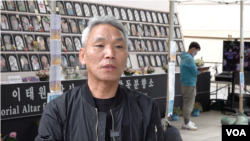 Song Jin-young, whose daughter Chae-rim died in the Itaewon crowd surge, speaks in front of a public memorial to the victims of the tragedy, Oct. 13, 2023. (William Gallo/VOA)