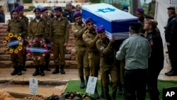 FILE - Prosesi pemakaman Sersan Staf. Birhanu Kassie di pemakaman militer Gunung Herzl, Yerusalem, Minggu, 24 Desember 2023. (AP/Ohad Zwigenberg)