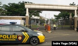 Salah satu perumahan yang terdampak insiden ledakan di sekitar Gudmurah Kodam Jaya/Bekasi diberi garis polisi pada Minggu (31/3) sore. (VOA/Indra Yoga)
