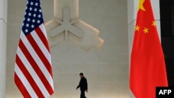 Bendera AS dan China sebelum kedatangan Menteri Keuangan AS Janet Yellen ke kantor pusat bank sentral di Beijing pada 8 April 2024. (Foto: AFP)