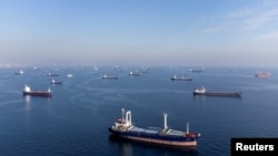 Торговые суда с зерном пересекают Черное море