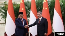 Setelah sehari sebelumnya menemui Presiden China, Xi Jinping, Menteri Pertahanan Prabowo Subianto melakukan kunjungan kehormatan kepada Perdana Menteri China H.E. Li Qiang, di Beijing, China, Selasa (2/4). (Twitter/@Kemhan_RI)