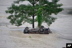 Sebuah kendaraan yang hanyut tergeletak di bawah pohon setelah banjir bandang yang dipicu oleh hujan deras yang tiba-tiba membanjiri kota Rangpo di Sikkim, India, Kamis, 5 Oktober. 2023. (Foto: AP/Prakash Adhikari)