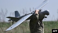Seorang prajurit Ukraina bersiap menerbangkan drone UAV pengintai Leleka di dekat Chasiv Yar, wilayah Donetsk, 27 April 2024.