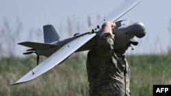 Украинските трупи се повлекуваат, руските сили напредуваат, додека Киев чека оружје.