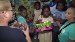 Decenas de padres y niños acuden a los bancos de regalos por Navidad