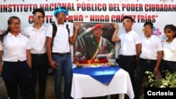 Un grupo de estudiantes nicaragüenses sostienen una foto del expresidente venezolano Hugo Chávez, en Managua. [Foto: Cortesía]