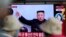 Una pantalla muestra una imagen de archivo del gobernante norcoreano Kim Jong Un en un noticiero que informa sobre el reciente lanzamiento de un misil norcoreano el jueves 13 de abril de 2023, en la Estación Ferroviaria de Seúl, Corea del Sur. 